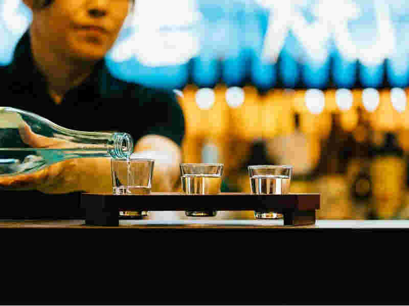 3つ並べられた焼酎の注がれたコップ
