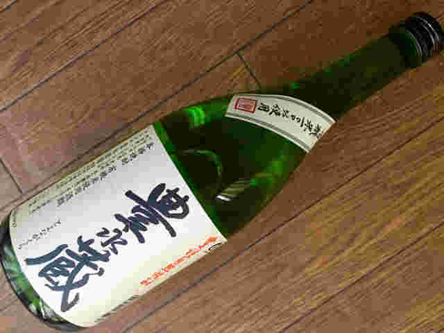 床に寝かせられた焼酎の一升瓶