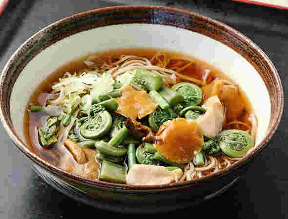 山菜やキノコ類がたっぷりのった山菜そば