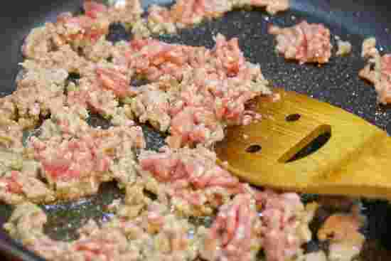 ひき肉を炒めている様子