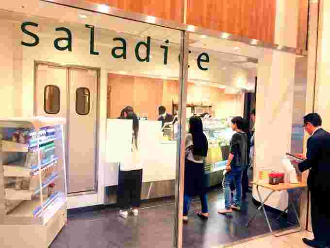 サラダイスの店舗に並ぶ客