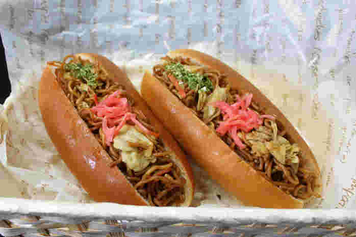おしゃれな盛り付けの焼きそばパン画像