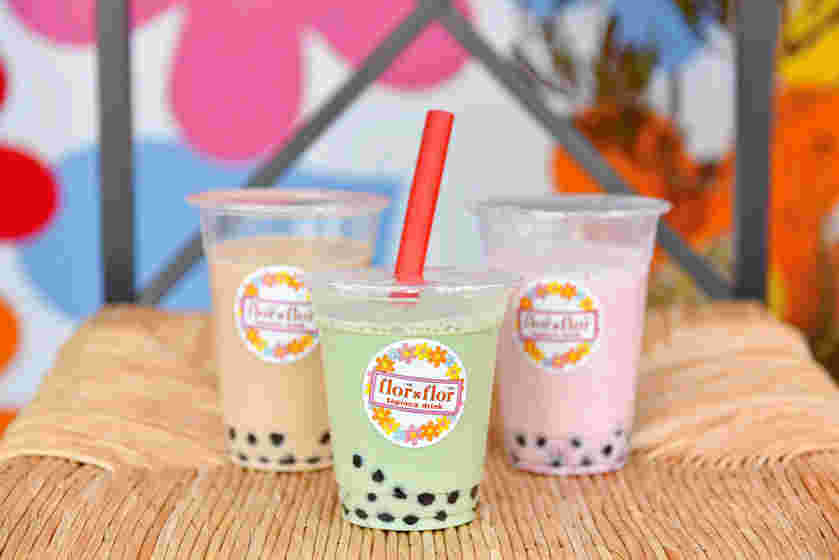 ミルクティ、抹茶、いちごにタピオカを入れたドリンク