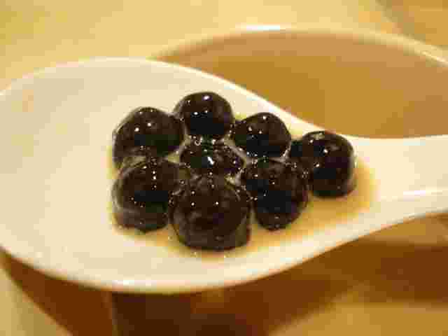 レンゲですくった黒いタピオカ数粒