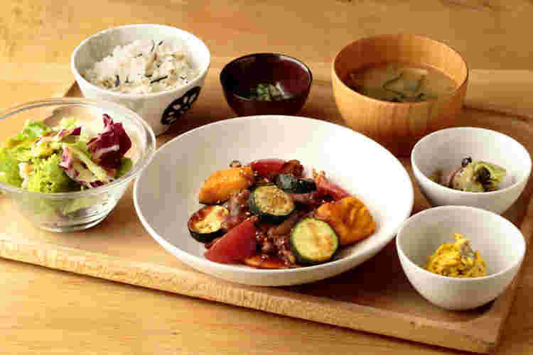 国産牛肉とズッキーニのトマト炒め