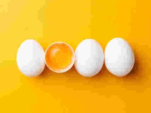 卵4つのうち1つだけ半分に割れている