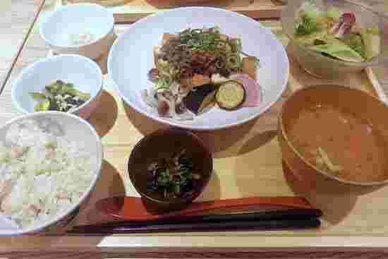コロコロ厚揚げの雑穀豚みそ定食