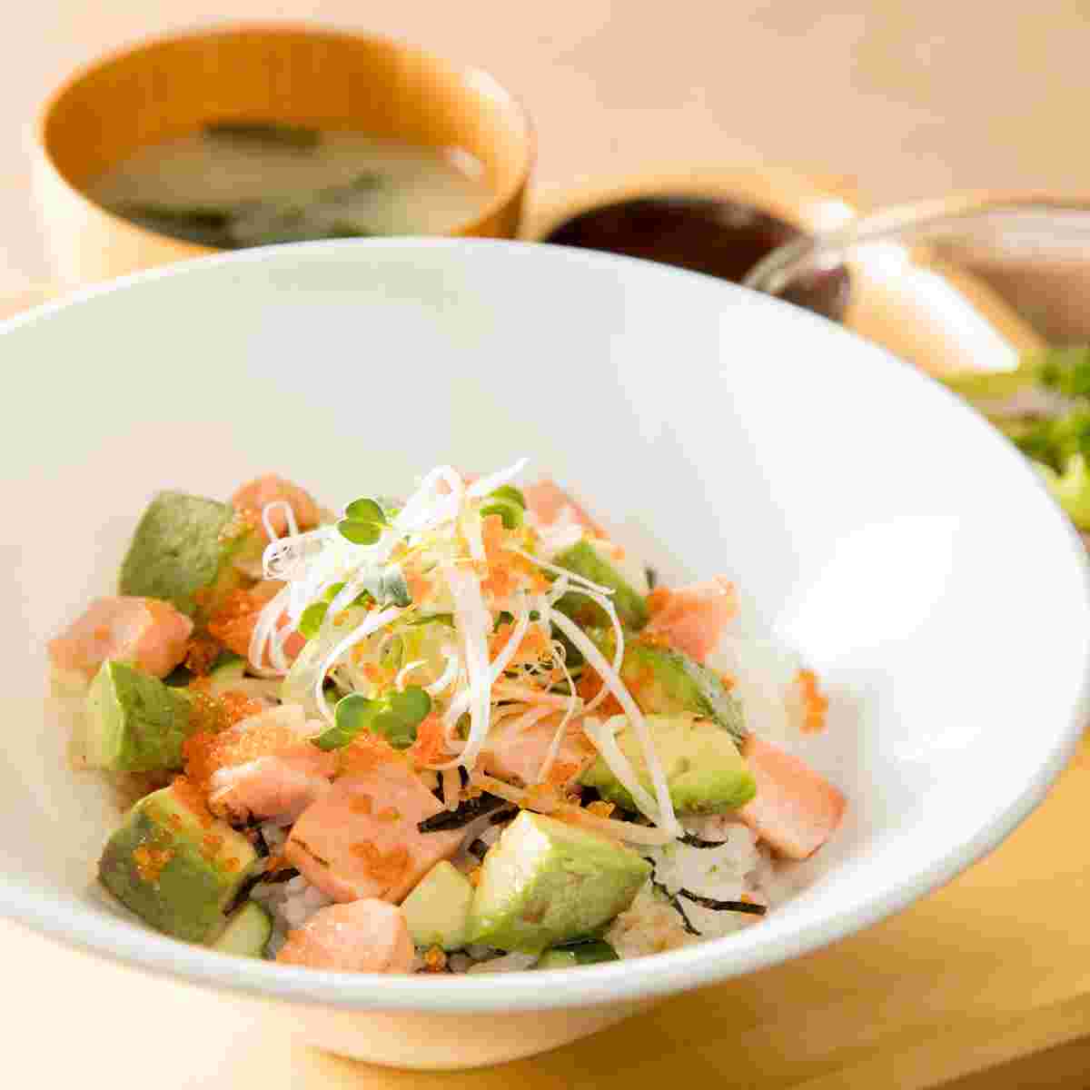 炙りサーモンのアボカド丼