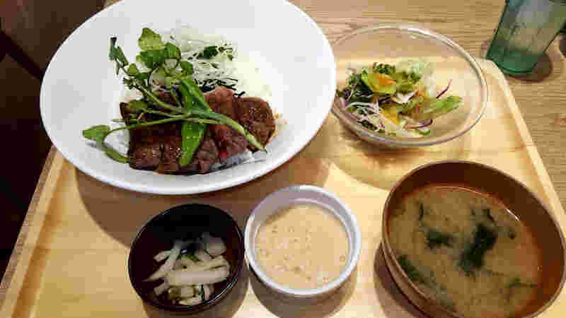 国産牛の和風ステーキ丼 とろろ添え