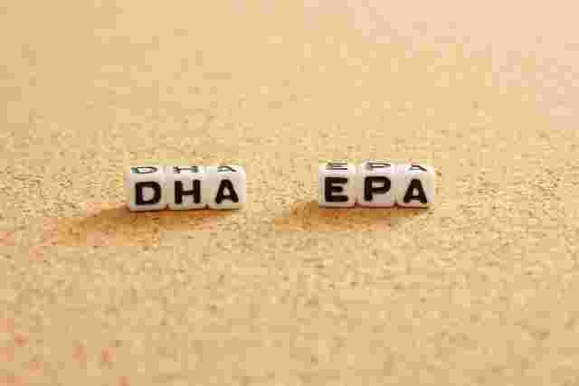 「DHA」「EPA」と並べられたアルファベットの文字サイコロ