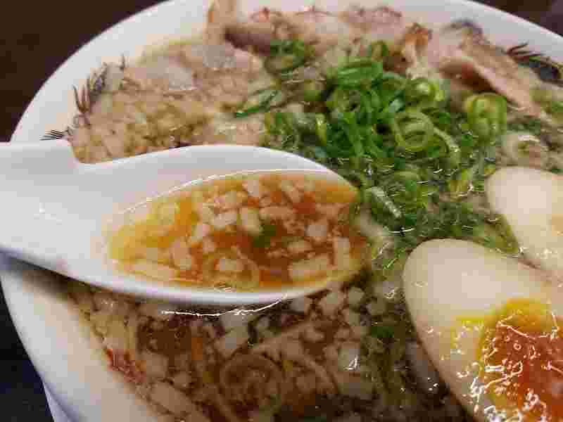 ラーメンに浮かぶ背脂