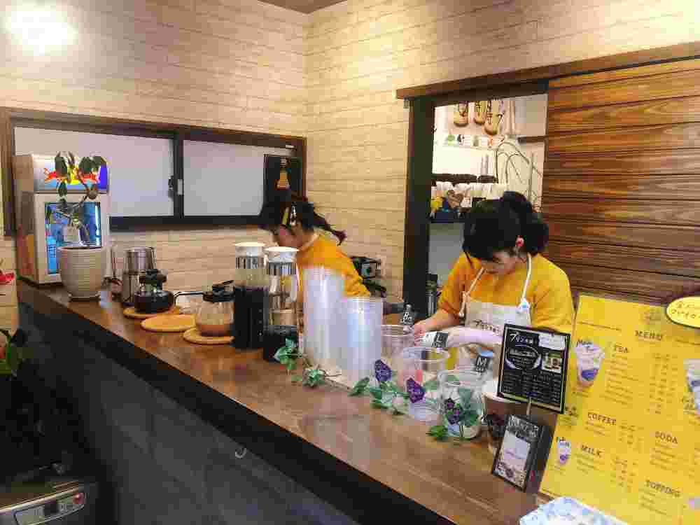 タピオカ専門店でタピオカドリンクを作っている店員さん