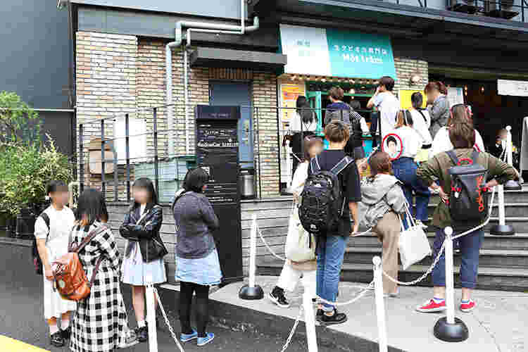 多くの若者で賑わうタピオカ専門店にできた行列