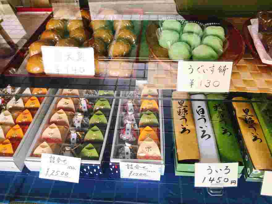 かわ瀬菓子舗店内ショーケース