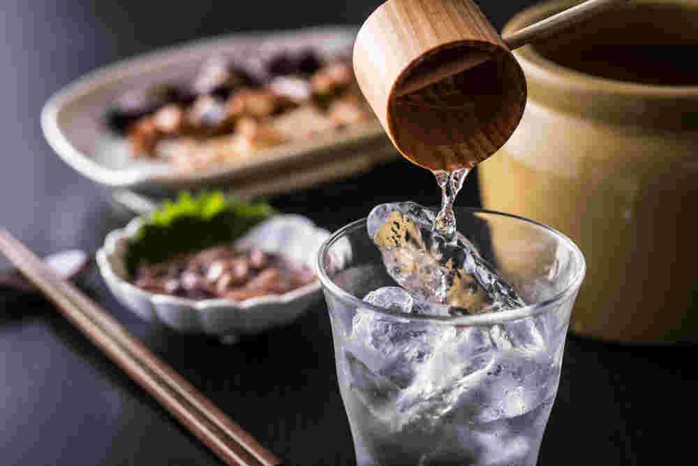 水割りの焼酎とおつまみ