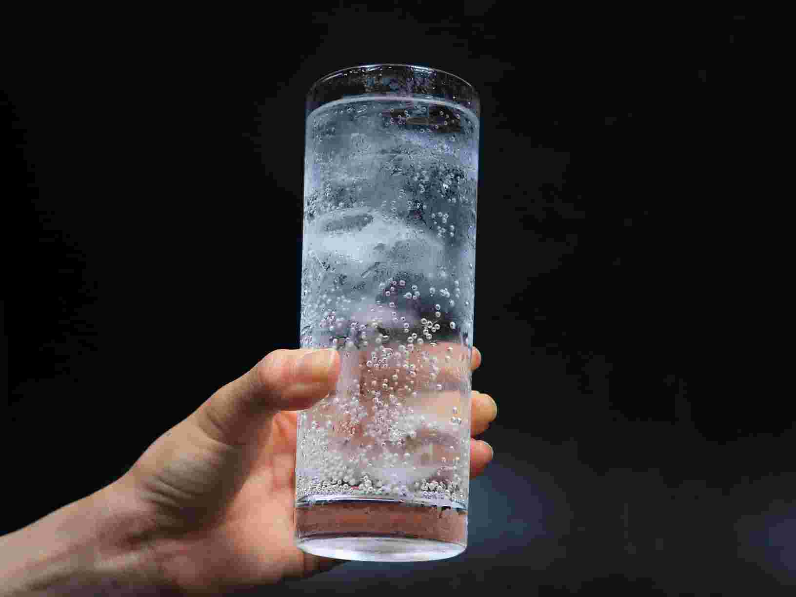 長いグラスに入ったソーダ割りの焼酎