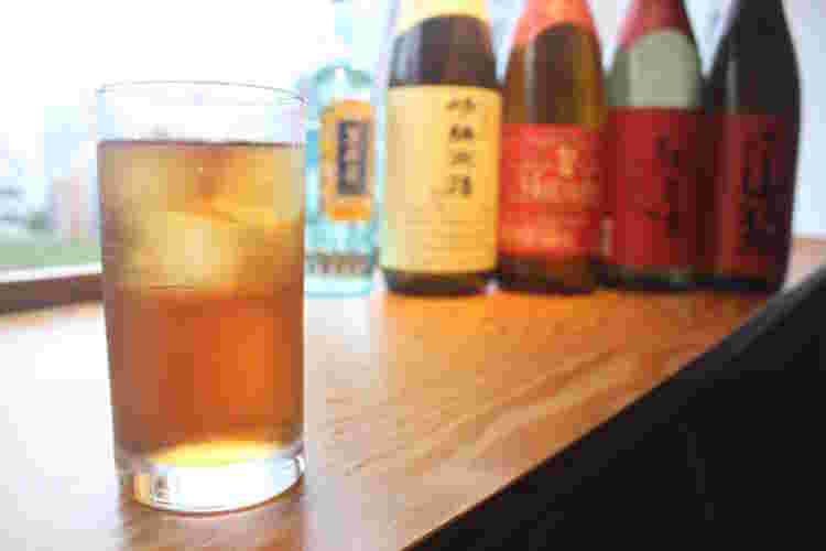 ウーロン茶と氷の入った焼酎