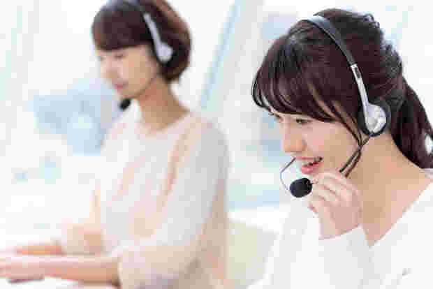 苦情を電話で受け付けている女性
