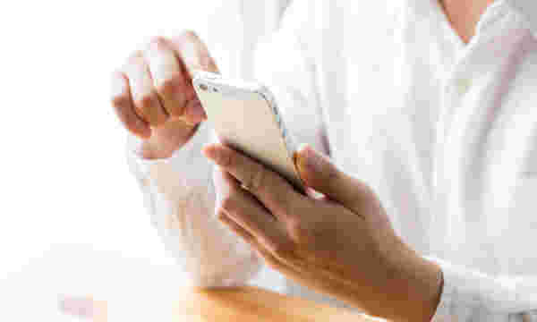苦情の電話をする男性