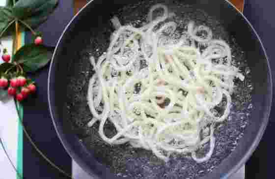 うどんを茹でているところ