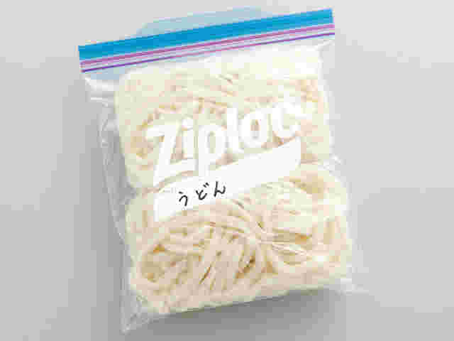 ラップに包んでから保存袋に入れたうどん