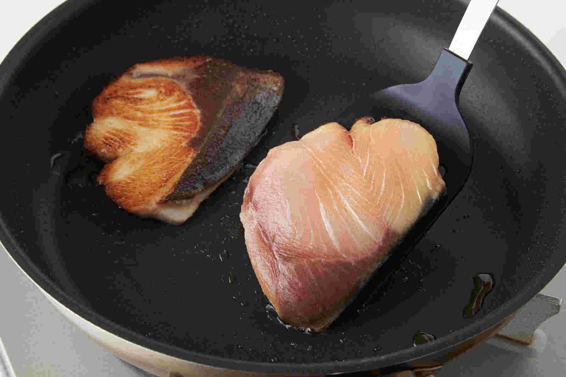 ぶりをフライパンで焼いてフライ返しでひっくり返すところ