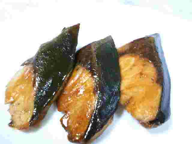 皮がしっかりと付いているぶりの照り焼き3切れ