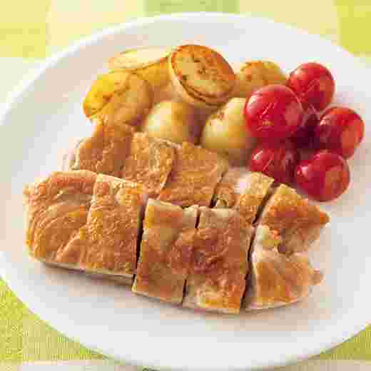 お皿に乗ったチキンステーキ