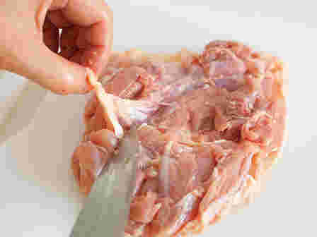 鶏肉の脂を取っている画像