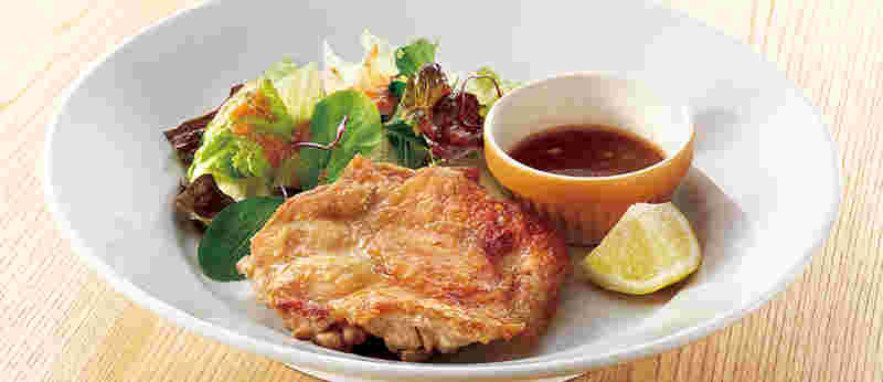 お皿に乗ったチキンステーキ