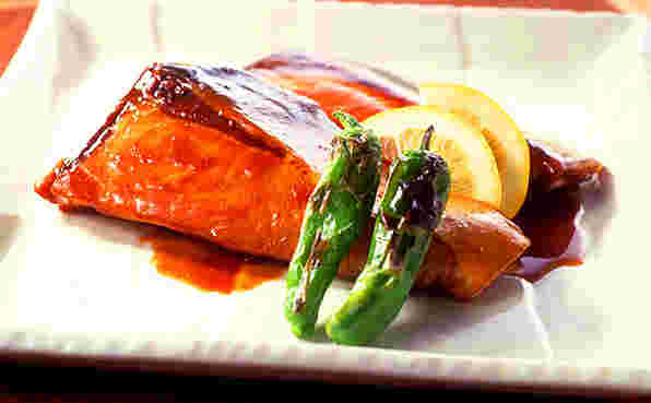 ししとうとレモンを添えたぶりの照り焼き