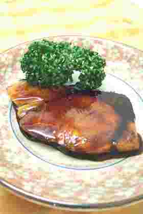 脂抜きしたヘルシーなぶりの照り焼きにパセリを添えている