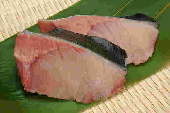 ざるにのったぶりの切り身2切れ