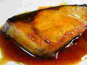 たっぷりたれをかけたぶりの照り焼き