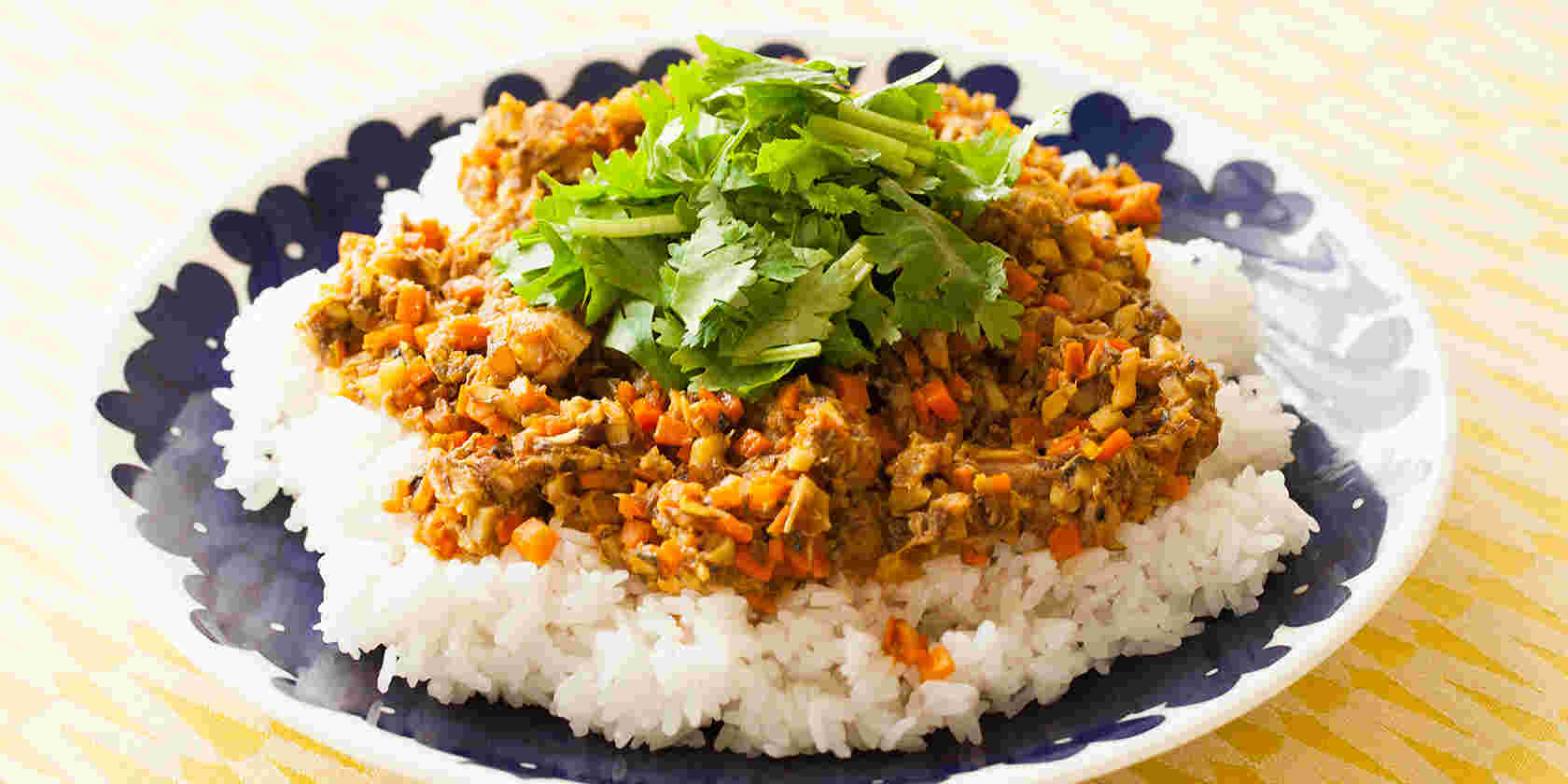 白と紺色の皿の上に食べ物が添えてある様子。
