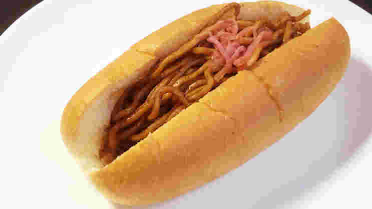 大きな焼きそばパンの画像