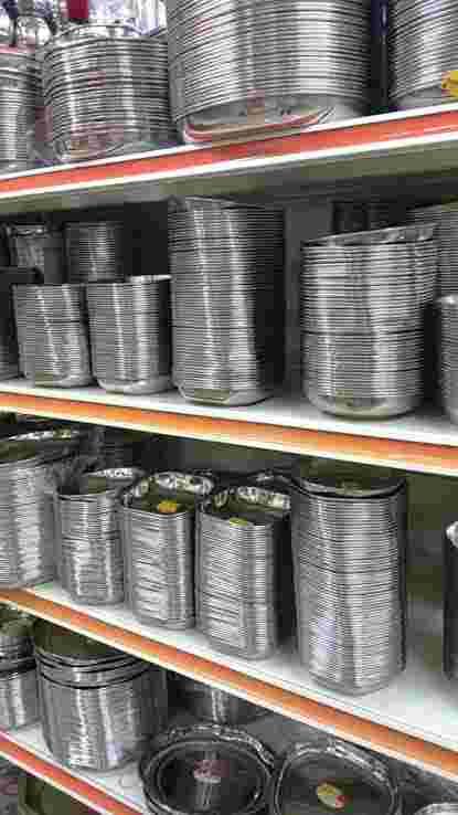 ステンレス製食器が販売されている様子