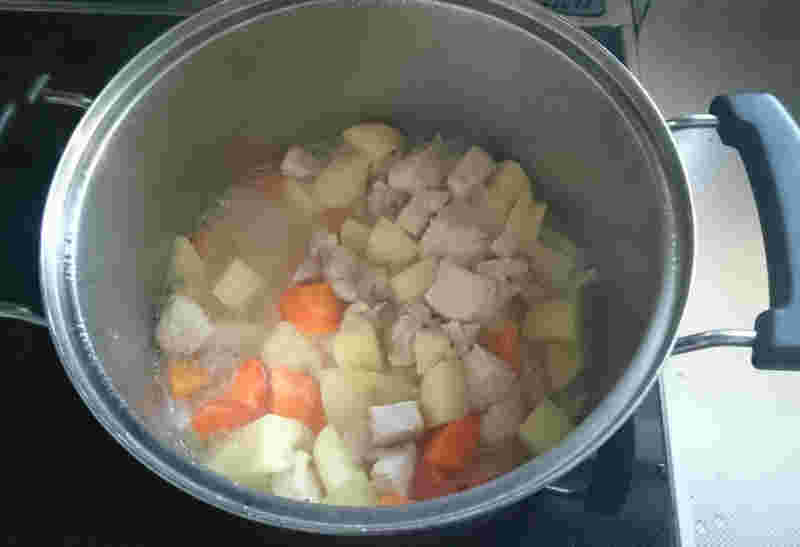 鍋にカレーの材料が入っている様子