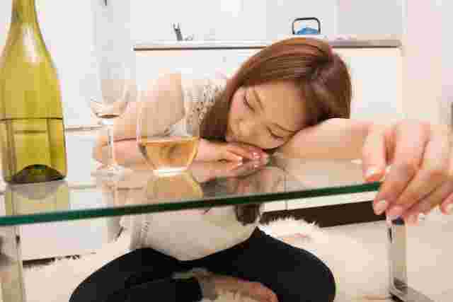 酔いつぶれている女性