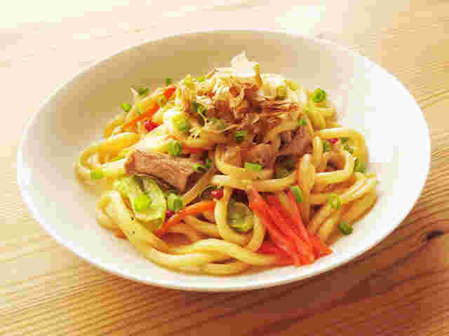 白い丸皿に盛りつけられた焼きうどん