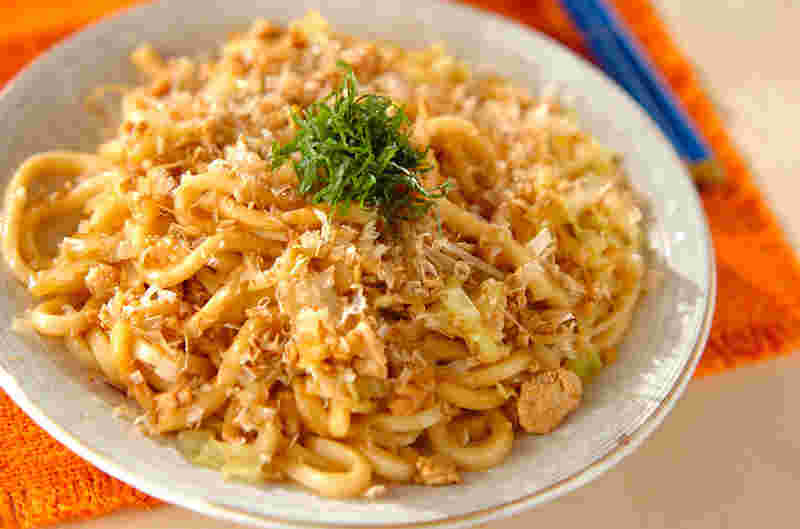 かつお節と大葉を添えた焼きうどん