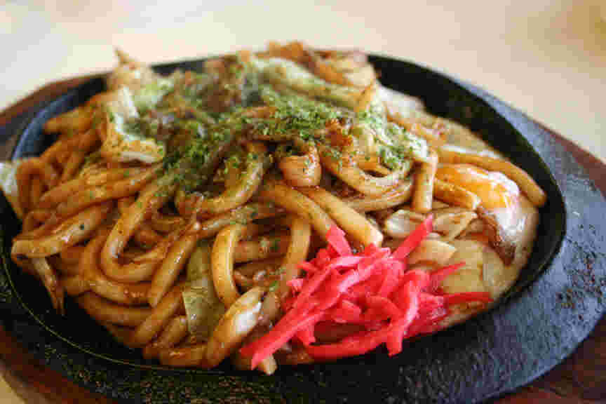 紅ショウガを添えた焼きうどん