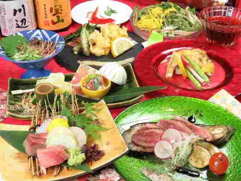 テーブルに並べられた彩りの鮮やかな料理