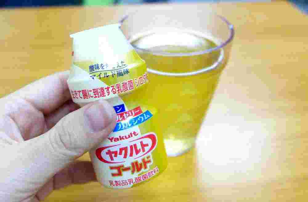 ヤクルトを手にしている