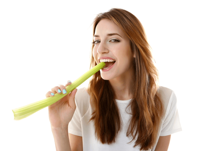 セロリを食べる女性