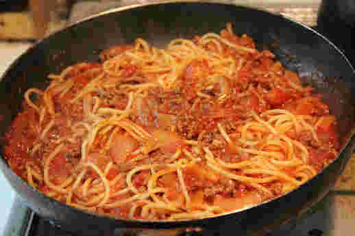 ミートソースパスタを作っている様子