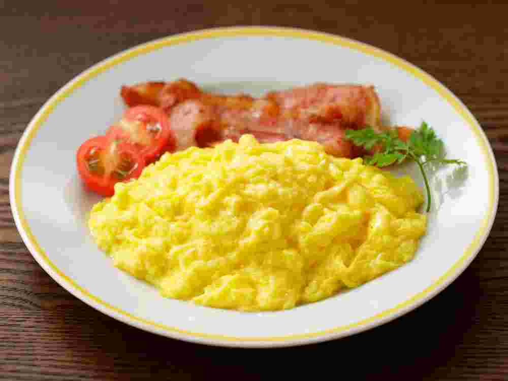カリカリベーコンとトマトを添えたスクランブルエッグ