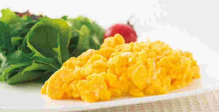 たっぷりの葉野菜とトマトを添えたスクランブルエッグ