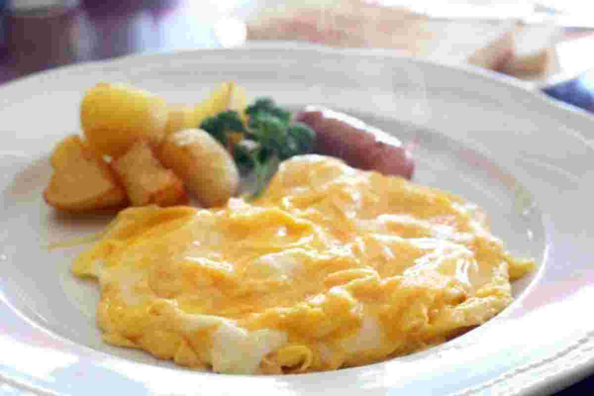 ポテトやソーセージを添えたスクランブルエッグ