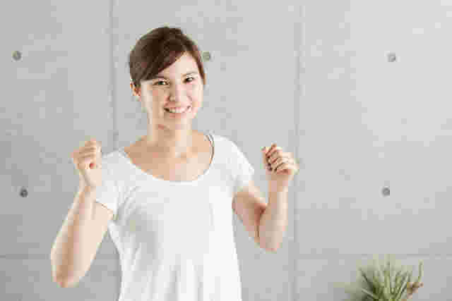 白い服を着た健康的な女性